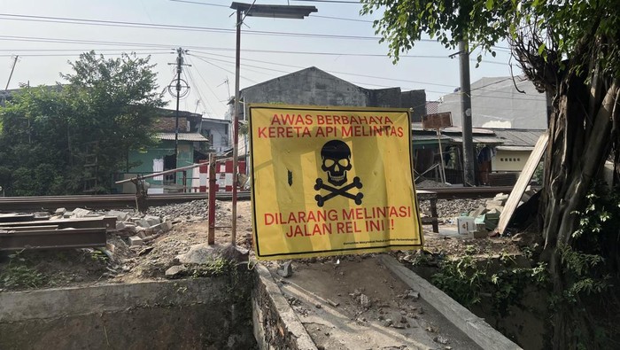 Penertiban Perlintasan Kereta Ilegal di Tebet Jadi Akhir dari Jalur Berisiko Bertahun-Tahun