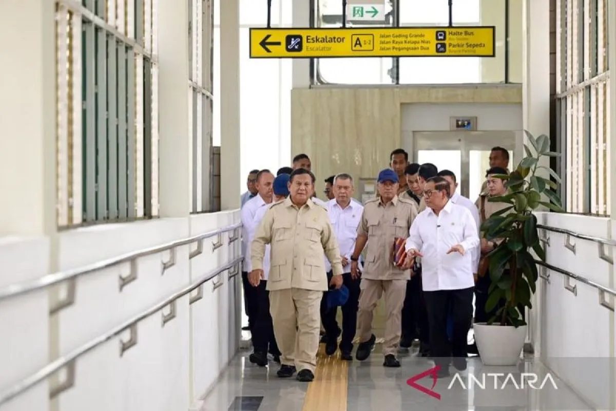 Prabowo Tiba di Stasiun Kelapa Gading, Bersiap Resmikan Rute Baru LRT Jakarta