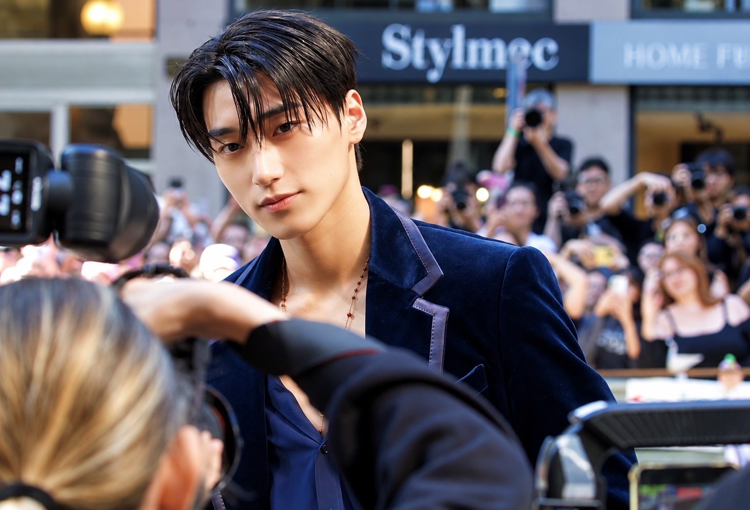 Foto Bersama Perempuan Cantik Viral, San ATEEZ Buka Suara soal Rumor Pacaran