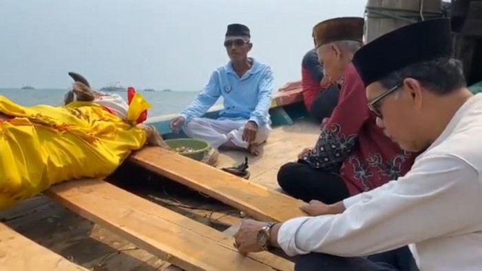 Warga Banten Gelar Larung Kerbau, Panjatkan Doa untuk 5 Jurnalis dan 3 Kru Kapal yang Hilang