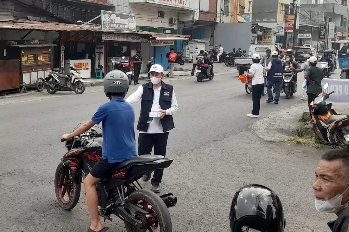 Kabut Asap Pekat Selimuti Bitung, Partai Perindo Turun Tangan Bagikan Masker kepada Warga