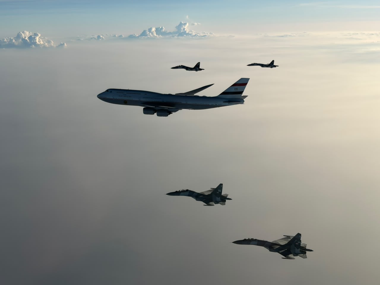 Pesawat Presiden Mesir Dikawal Jet Tempur Sukhoi dan F-16 Saat Memasuki Wilayah Udara Indonesia